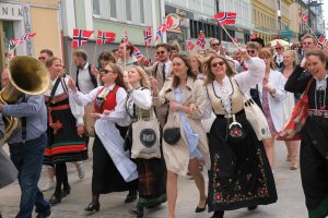 Przemarsz norweskich studentów UMB z okazji Święta Niepodległości Norwegii