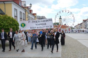 Przemarsz norweskich studentów UMB z okazji Święta Niepodległości Norwegii