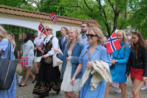 Przemarsz norweskich studentów UMB z okazji Święta Niepodległości Norwegii