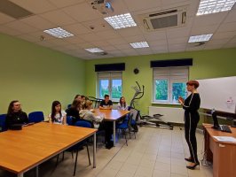 dr Ewa Żebrowska przeprowadziła kolejne konsultacje dla licealistów w ramach Projektu Biologia i chemia po akademicku