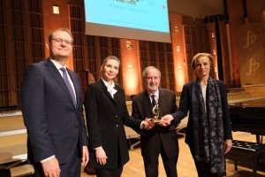 Pieśnią jubileuszową autorstwa Rene Clausena Chór UMB rozpoczął uroczystość jubileuszu 70-lecia istnienia Pieśnią jubileuszową autorstwa Rene Clausena Chór UMB rozpoczął uroczystość jubileuszu 70-lecia istnienia