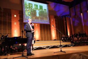 Pieśnią jubileuszową autorstwa Rene Clausena Chór UMB rozpoczął uroczystość jubileuszu 70-lecia istnienia Pieśnią jubileuszową autorstwa Rene Clausena Chór UMB rozpoczął uroczystość jubileuszu 70-lecia istnienia