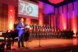 Pieśnią jubileuszową autorstwa Rene Clausena Chór UMB rozpoczął uroczystość jubileuszu 70-lecia istnienia Pieśnią jubileuszową autorstwa Rene Clausena Chór UMB rozpoczął uroczystość jubileuszu 70-lecia istnienia
