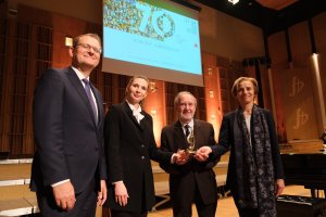 Pieśnią jubileuszową autorstwa Rene Clausena Chór UMB rozpoczął uroczystość jubileuszu 70-lecia istnienia Pieśnią jubileuszową autorstwa Rene Clausena Chór UMB rozpoczął uroczystość jubileuszu 70-lecia istnienia