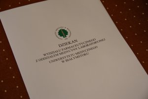 Absolwenci farmacji UMB uroczyście odebrali dyplomy