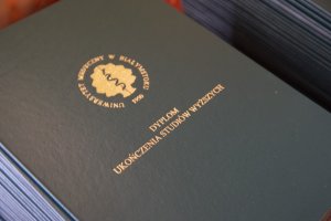 Absolwenci farmacji UMB uroczyście odebrali dyplomy