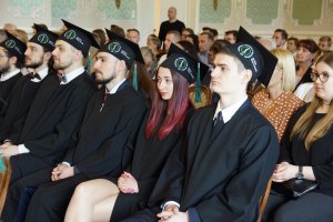 Absolwenci farmacji UMB uroczyście odebrali dyplomy