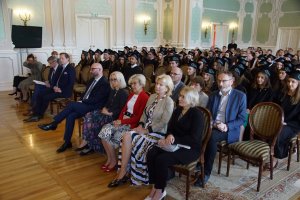 Absolwenci farmacji UMB uroczyście odebrali dyplomy