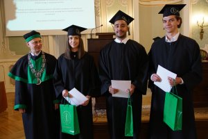 Absolwenci farmacji UMB uroczyście odebrali dyplomy