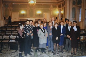 Zespół Kliniki Chirurgii Szczękowo-Twarzowej i Profesor Eric Fossion Kierownik Kliniki Chirurgii Głowy i Szyi z Leuven w Belgii (1991r). Zespół Kliniki Chirurgii Szczękowo-Twarzowej i Profesor Eric Fossion Kierownik Kliniki Chirurgii Głowy i Szyi z Leuven w Belgii (1991r).