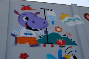 Nowy mural na fasadzie Uniwersyteckiego Dziecięcego Szpitala Klinicznego w Białymstoku, fot. Wojciech Więcko