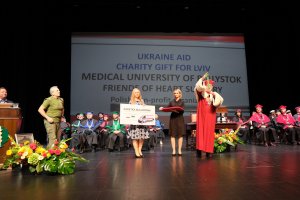 Wspólnota Akademicka UMB podarowała karetkę dla szpitala we Lwowie