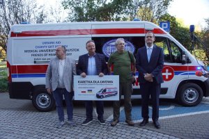 Wspólnota Akademicka UMB podarowała karetkę dla szpitala we Lwowie