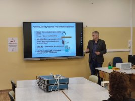 O fizyce licealistom opowiadali pracownicy Zakładu Biofizyki