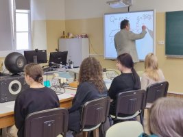 O fizyce licealistom opowiadali pracownicy Zakładu Biofizyki