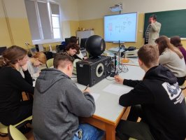 O fizyce licealistom opowiadali pracownicy Zakładu Biofizyki