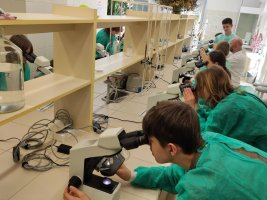 Zajęcia Pachnące laboratorium odbyły się w Zakładzie Farmakognozji Zajęcia Pachnące laboratorium odbyły się w Zakładzie Farmakognozji