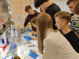 Zajęcia z Projektu Biologia i chemia po akademicku 2 odbyły się 17 kwietnia w Zakładzie Chemii Leków