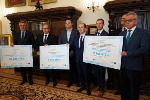 Czeki na 25 mln złotych otrzymał od Ministra Zdrowia Uniwersytecki Szpital Kliniczny w Białymstoku