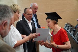 Absolwenci seniorzy odebrali na UMB dyplomy