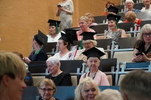 Absolwenci seniorzy odebrali na UMB dyplomy