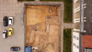 Badania archeologiczne na dziedzińcu Pałacu Branickich, 2023 rok, widok z drona. Fot. Michał Dziób
