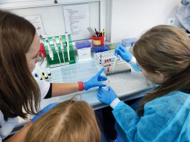 „Oznaczanie grup krwi w układzie ABO i Rh” było tematem warsztatów zrealizowanych w ramach projektu „Biologia i Chemia po akademicku 2” „Oznaczanie grup krwi w układzie ABO i Rh” było tematem warsztatów zrealizowanych w ramach projektu „Biologia i Chemia po akademicku 2”