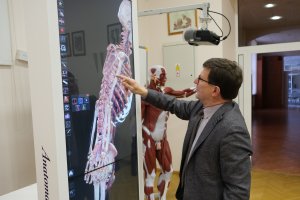 Interaktywny stół anatomiczny i unity stomatologiczne dotarły do UMB