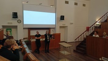 Wykład dr Grzegorza Witkowskiego dotyczący najnowszych osiągnięć w dziedzinie endodoncji bezinstrumentacyjnej