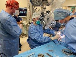 Operacja wszczepienia pierwszego na Podlasiu innowacyjnego implantu ucha środkowego