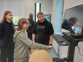 Wizyta I LO w Ostrołęce w Centrum Symulacji Medycznej i Zakładzie Chemii Fizycznej UMB 