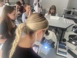 Klasa patronacka bada próbki krwi i szpiku w Zakładzie Diagnostyki Hematologicznej UMB Klasa patronacka bada próbki krwi i szpiku w Zakładzie Diagnostyki Hematologicznej UMB