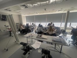 Klasa patronacka bada próbki krwi i szpiku w Zakładzie Diagnostyki Hematologicznej UMB Klasa patronacka bada próbki krwi i szpiku w Zakładzie Diagnostyki Hematologicznej UMB