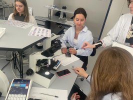 Klasa patronacka bada próbki krwi i szpiku w Zakładzie Diagnostyki Hematologicznej UMB Klasa patronacka bada próbki krwi i szpiku w Zakładzie Diagnostyki Hematologicznej UMB