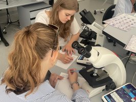 Klasa patronacka bada próbki krwi i szpiku w Zakładzie Diagnostyki Hematologicznej UMB Klasa patronacka bada próbki krwi i szpiku w Zakładzie Diagnostyki Hematologicznej UMB