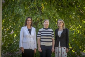prof. Anna Moniuszko-Malinowska, Marija Sniečkutė i Maria Szlachta w kompleksie Szpitali Zakaźnych