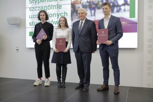 17 studentów UMB ze stypendiami Prezydenta Miasta Białegostoku dla szczególnie uzdolnionych studentów 17 studentów UMB ze stypendiami Prezydenta Miasta Białegostoku dla szczególnie uzdolnionych studentów