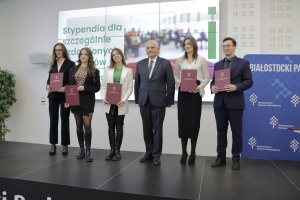 17 studentów UMB ze stypendiami Prezydenta Miasta Białegostoku dla szczególnie uzdolnionych studentów 17 studentów UMB ze stypendiami Prezydenta Miasta Białegostoku dla szczególnie uzdolnionych studentów