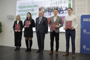 17 studentów UMB ze stypendiami Prezydenta Miasta Białegostoku dla szczególnie uzdolnionych studentów 17 studentów UMB ze stypendiami Prezydenta Miasta Białegostoku dla szczególnie uzdolnionych studentów