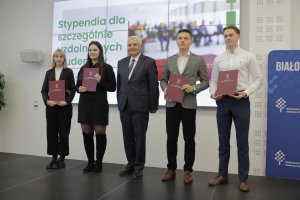 17 studentów UMB ze stypendiami Prezydenta Miasta Białegostoku dla szczególnie uzdolnionych studentów 17 studentów UMB ze stypendiami Prezydenta Miasta Białegostoku dla szczególnie uzdolnionych studentów