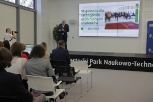 17 studentów UMB ze stypendiami Prezydenta Miasta Białegostoku dla szczególnie uzdolnionych studentów 17 studentów UMB ze stypendiami Prezydenta Miasta Białegostoku dla szczególnie uzdolnionych studentów