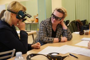 Jak pomóc, kiedy nic nie widać? – szkolenia ze wsparcia osób z niepełnosprawnościami