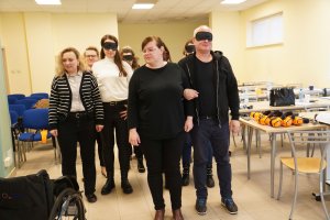 Jak pomóc, kiedy nic nie widać? – szkolenia ze wsparcia osób z niepełnosprawnościami