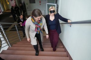 Jak pomóc, kiedy nic nie widać? – szkolenia ze wsparcia osób z niepełnosprawnościami