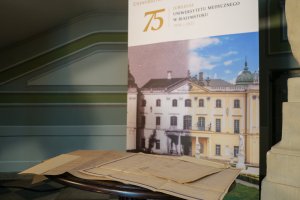 Opowieść o odwadze, pasji i wierze w wartość nauki. UMB przed jubileuszem 75-lecia