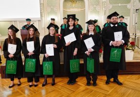 Absolwenci Farmacji z dyplomami UMB