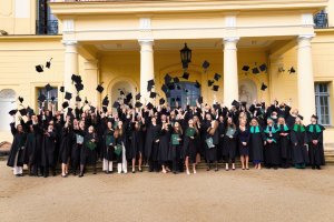 Absolwenci Farmacji z dyplomami UMB