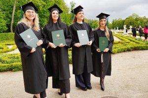 Absolwenci Farmacji z dyplomami UMB