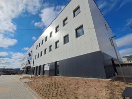 Budynek i tablica informacyjna KPO - kwiecień 2026 