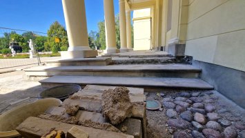 Konserwacja schodów i tarasu od strony ogrodu Pałacu Branickich Konserwacja schodów i tarasu od strony ogrodu Pałacu Branickich